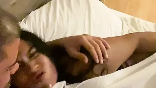 Tatlantlı sevimli utangaç aşkımla otel odasında