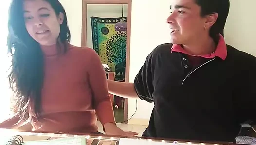 Öğretmen büyük götlü ve düzgün vücutlu öğrenciyi sikiyor