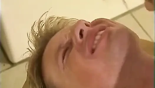 Yarak emen Alman sürtük üçlü sekste çifte sikiliyor