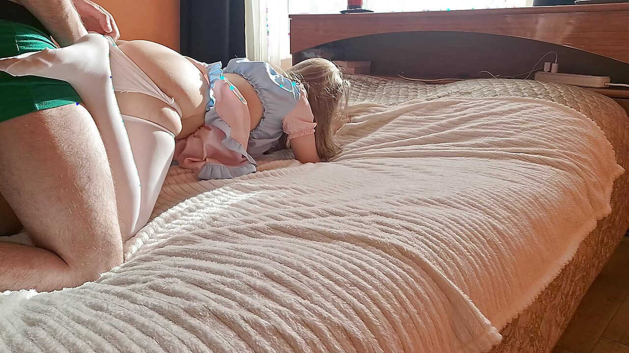 Bebek kıyafetleri içindeki sarışın büyük bir tane istiyor