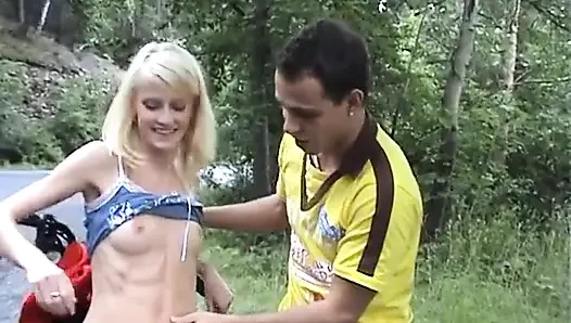 Avrupalı genç kız yol kenarında sikiliyor