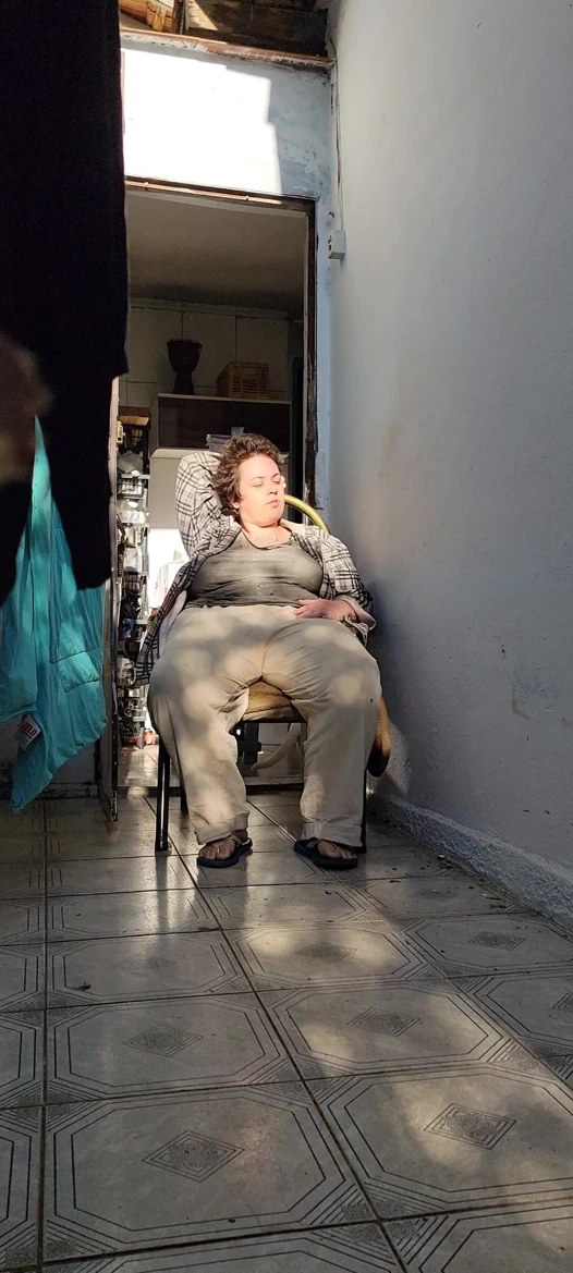 bazı seksi fotoğraflar çekmeye çalışıyordu, sonunda güneşe mastürbasyon yapıyor