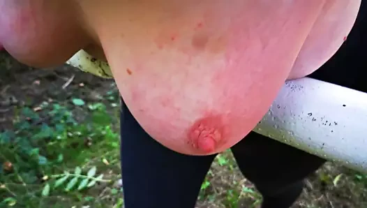 Demiryolu bariyerlerine göğüs germek ve asmak – yönetmenin kurgusu