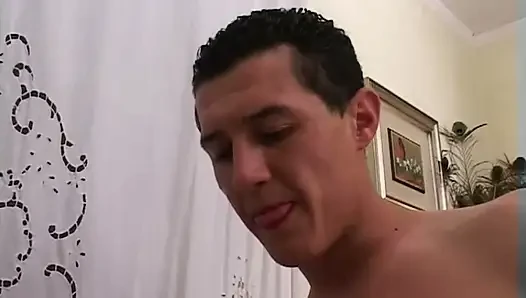 Sarışın orta yaşlı seksi kadın büyük yarağı baştan çıkarıyor ve sikiyor