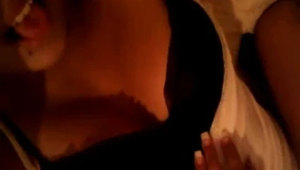 Hintli ve Asyalı bir kız eğleniyor - çıplak olmayan