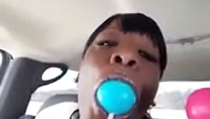 Bu topları yalıyor