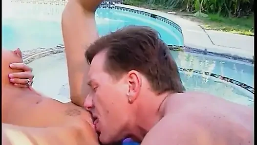 Подтянутая качок обожает вылизать тугую пизду красивой крошки у бассейна