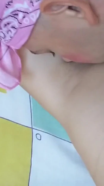 Сногсшибательный момент от "Жена заставляет сисси мужа понюхать ее потные подмышки и ступни"