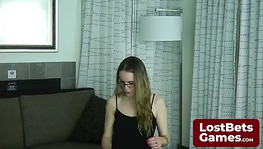 Samimi striptiz topu yığınları meydan okumasında iki lezbiyen