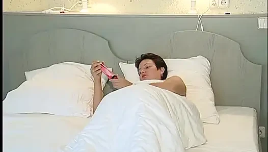 Tombul olgun motelde mastürbasyon yapıyor
