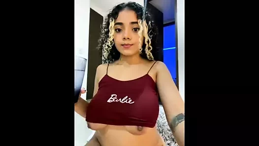 Sıcak kadın büyük göğüsler gösteren onu pussybreasts üzerinde kamera