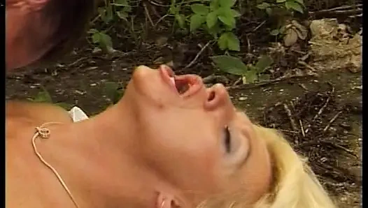 Almanya'dan orta yaşlı seksi kadın her iki deliğini de siktiriyor