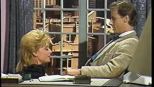 Блондинка-шлюшка с бритой киской обожает, когда ее жестко трахает большой член