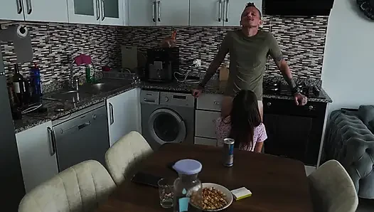 Kocasını en iyi arkadaşıyla aldattı, arkasından! 4K