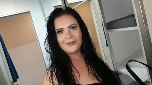 İri güzel kadın Anastasia - bugün bir sürtük olacağım! Amcığımda 2 yarak