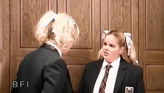 Şaplak sekreter 2 - sarışın üniformalı piliç sert kırbaçlanıyor