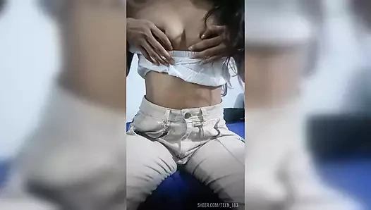 Kız öğrenci 18+ kamerada soyunuyor. Gerçek ev yapımı video