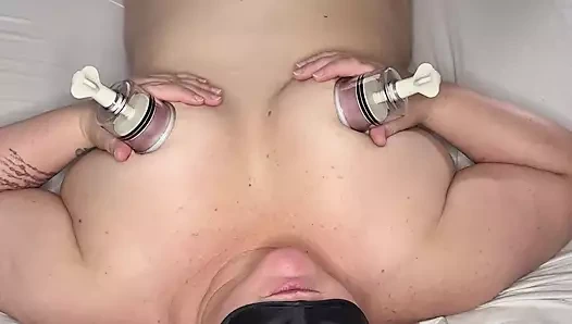 Blindfolded. Dildomu kullanarak boşaldıkça inlemeyi dinle, sonra arkamı dön ve içime boşalana kadar domaltarak al