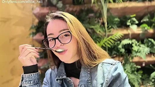 Kütüphanedeki kız bana yerdeki en iyi saksoyu çekiyor