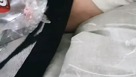 Adım anne ve üvey oğlu aynı yatağı paylaşıyor ve canlı sikişiyor