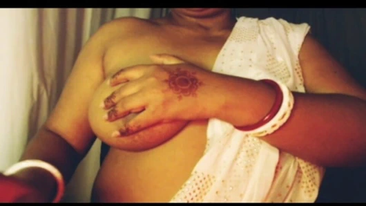 Hintli ateşli kız sutyenini açtıktan sonra göğüslerine bastırıyor.