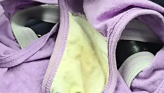 Yol kenarında bir çift külot bulundu