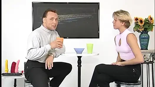Genç kız şişman yarağa biniyor ve ondan tüm spermleri emiyor