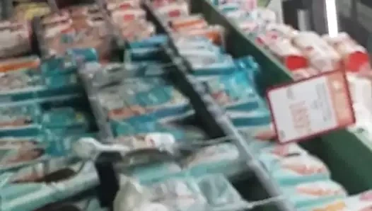 Sevimli kız hipermarkette şişman bir eşek 4 ile yürüyor