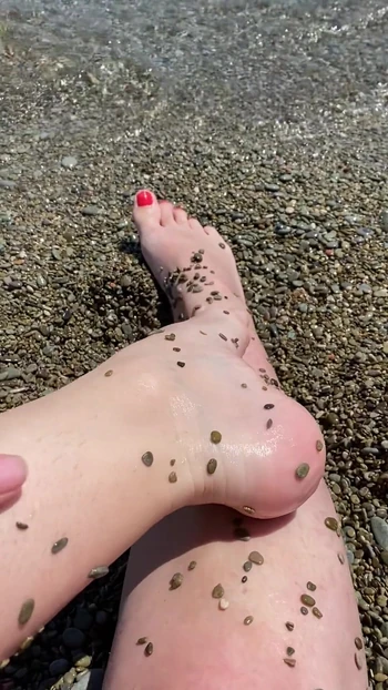 Захватывающий момент из "Любительское видео на улице показывает ступни"