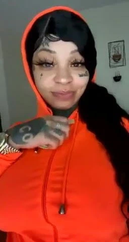 güzel dövmeli memeler