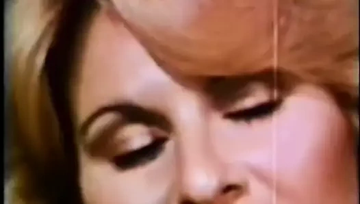 70'lerin retro sarışın havuz kenarında