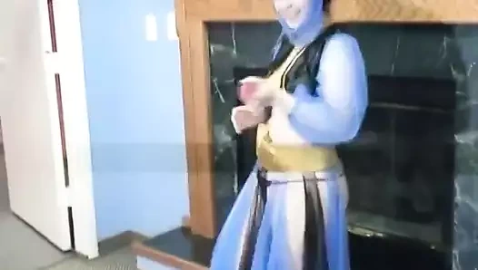 Cin kostümlü piliç dildosunu amına sokuyor