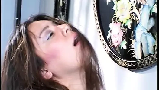 Muhteşem tatlı kız bacaklarını geniş açıyor ve sulu amını yalatıyor