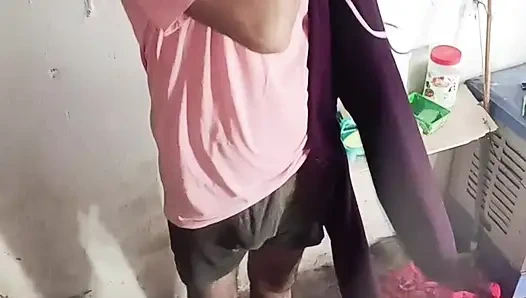 Göt amcık sikiyor yarak emiyor göğüslerini emiyor memeden süt emiyor ve domaltarak yarağa oturuyor ve doğrudan Hintçe seste yatıyor