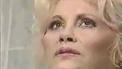 Lotta top büyük klitoris ile oynuyor