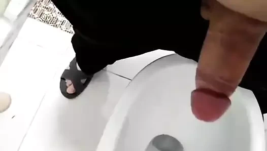 Büyük yaraklı yaşlı baba sert boşalıyor.