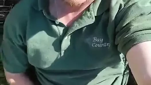 Çiftçi bir alanda masturbasyon yapıyor