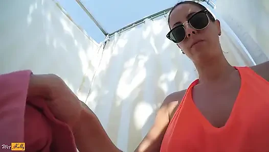 Azgın orta yaşlı seksi kadın havuz soyunma odasında mastürbasyon yapıyor