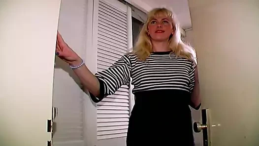 George'un alman hanımı mastürbasyon yapmaktan ve uzun bir penisi memnun etmekten hoşlanıyor