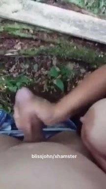 Komşu kadın dışarı handjob verdi