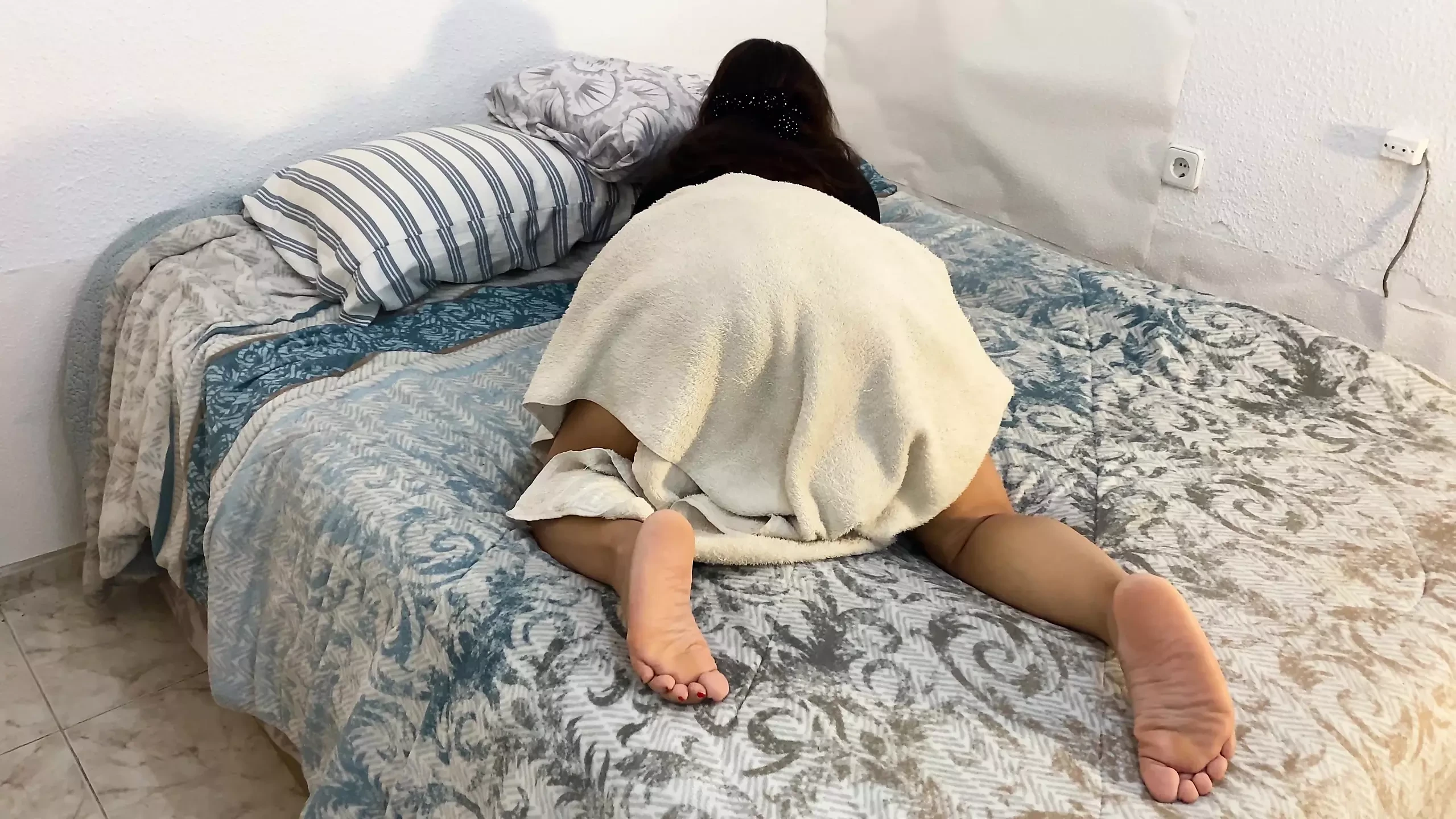 Üvey anne götünü kaldırdı ve üvey oğlu sonuna kadar sikiliyor!
