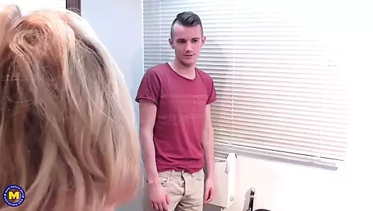 Olgun İngiliz anne yalamak emmek ve sikme adım oğul