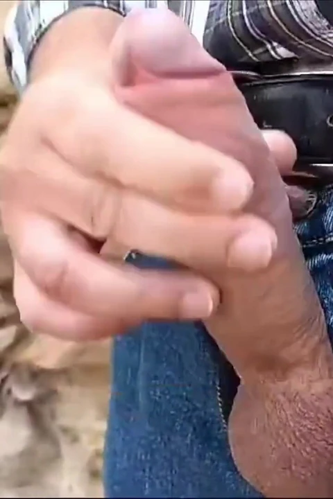 Olgun adam halka açık yerlerde mastürbasyon yapıyor