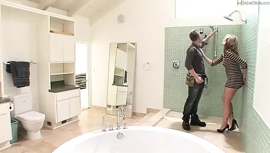 Bir evli kadın tatlı bir çifte zevk sürprizi alıyor!