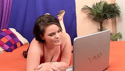 Üvey baba üvey kızını sınıfa gitme suçundan cezalandırıyor