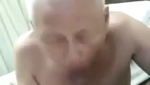 Güzel Çinli büyükbaba yatakta yatarken ve sik emiyor