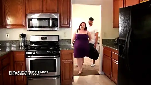İri güzel kadın Eliza Allure tesisatçıyla sikişiyor