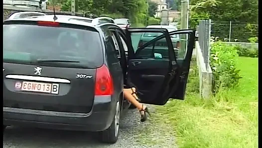 Büyük memeli orta yaşlı seksi kadın doğada amını parmaklıyor