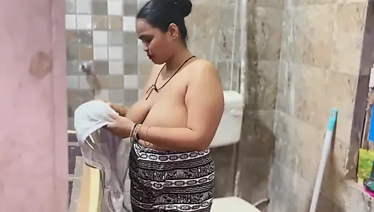 Ben girdiğimde üvey kız kardeş duş alıyor ve işler çok çılgına döndü