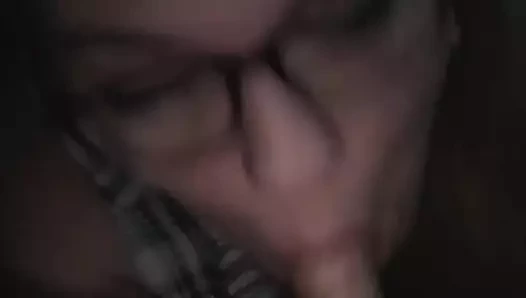 Gözlüklü seksi sarışın iri güzel kadın arabada yarak emiyor - yüze boşalma ile gırtlağına kadar